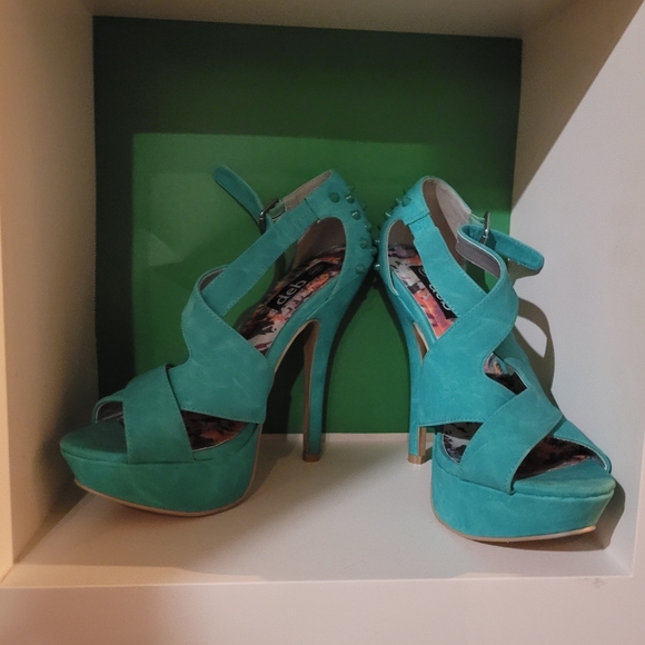 Deb Heels - Picture 1 of 9